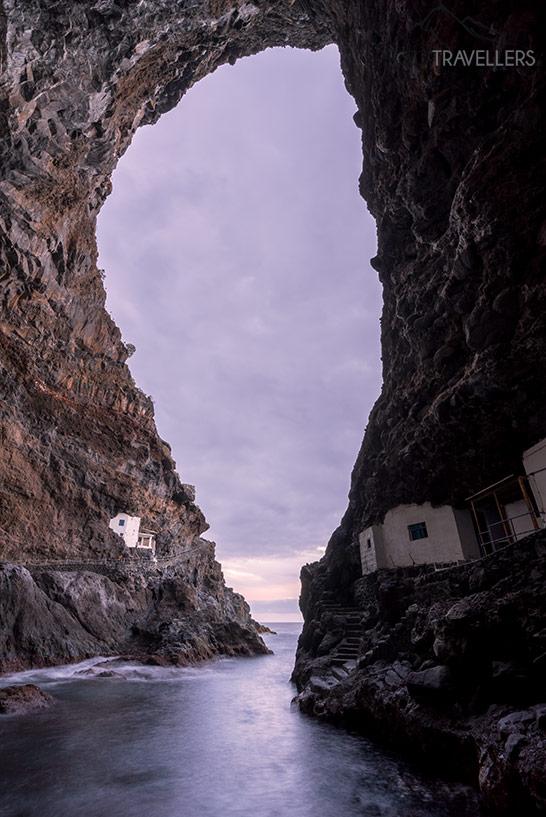 Las salinas de Fuencaliente en La Palma con el faro al fondo