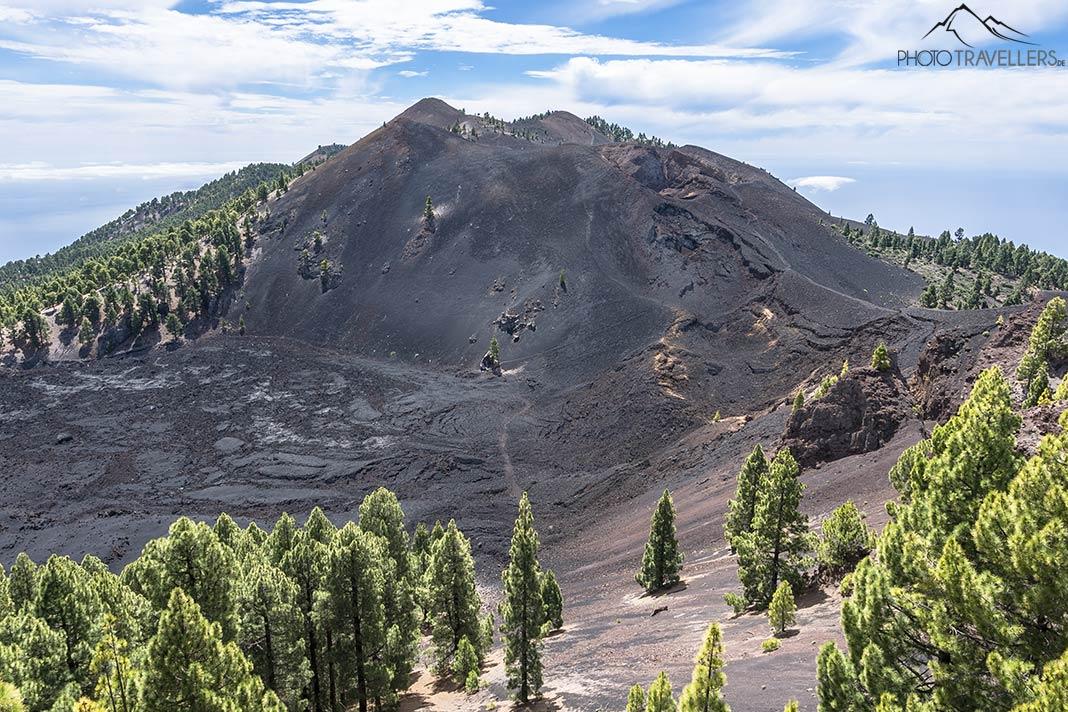 Un enorme cráter volcánico en la ruta volcánica de La Palma