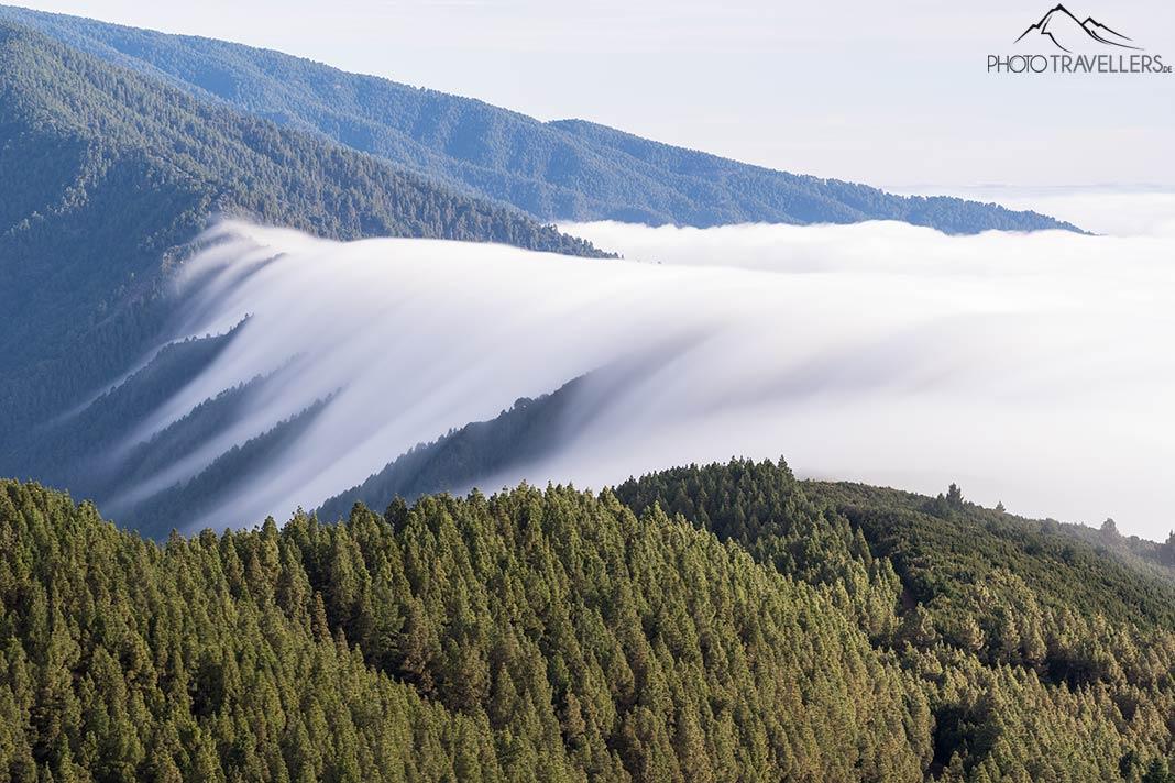 La famosa cascada de nubes sobre la cordillera Cumbre Nueva en La Palma