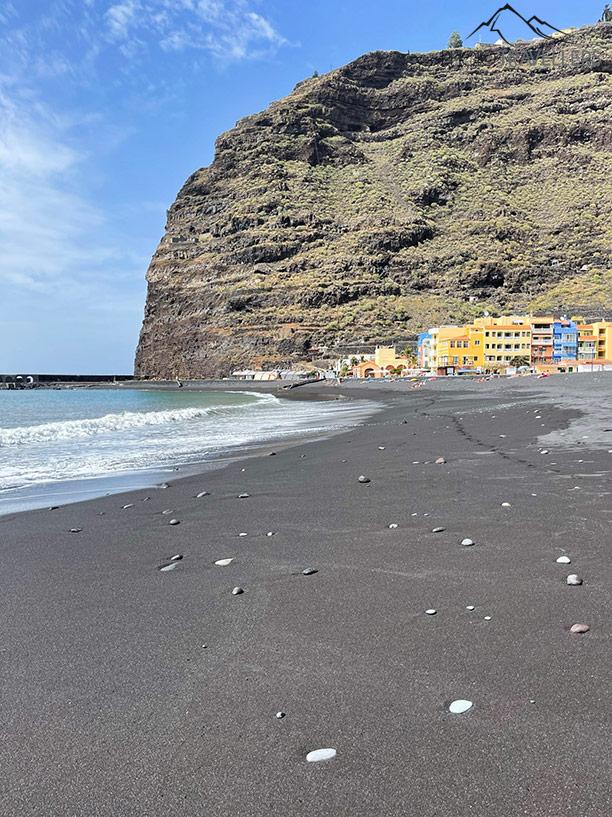 La larga playa de arena Playa de Tazacorte en La Palma