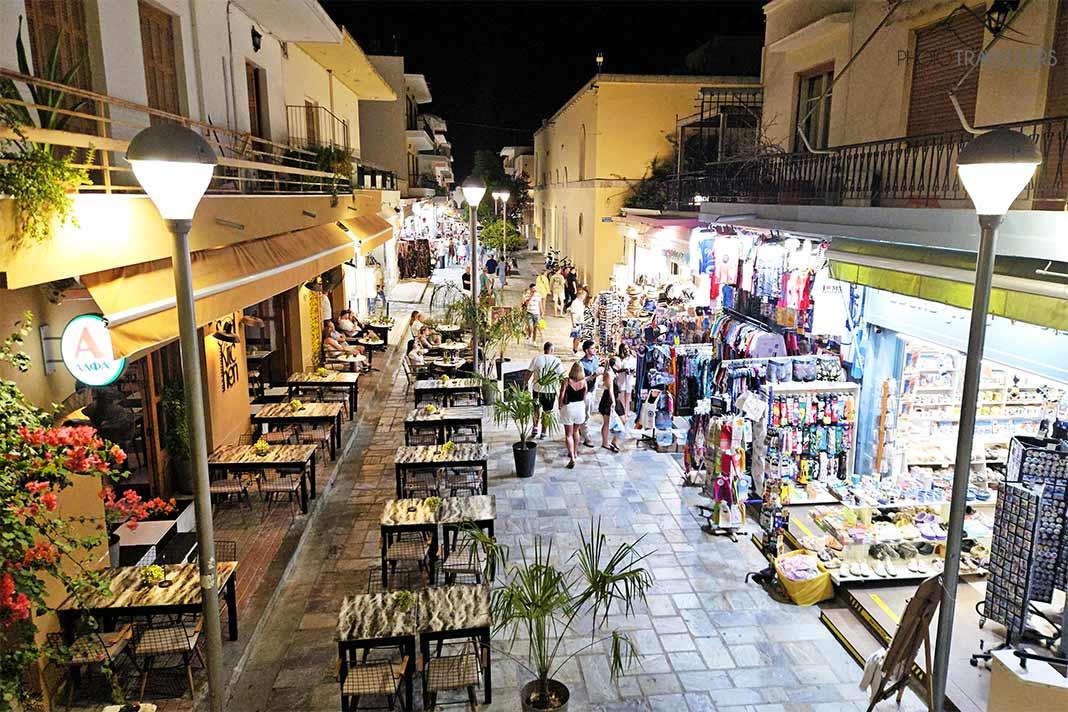 Boutiques et tavernes s'alignent dans la vieille ville de Kos durant la nuit