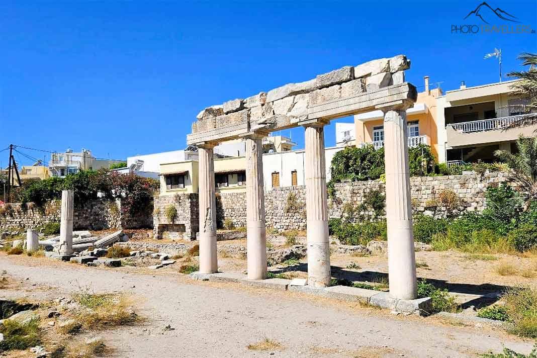 Un fragment de quatre colonnes reliées se trouve sur le site de l'ancien gymnase.