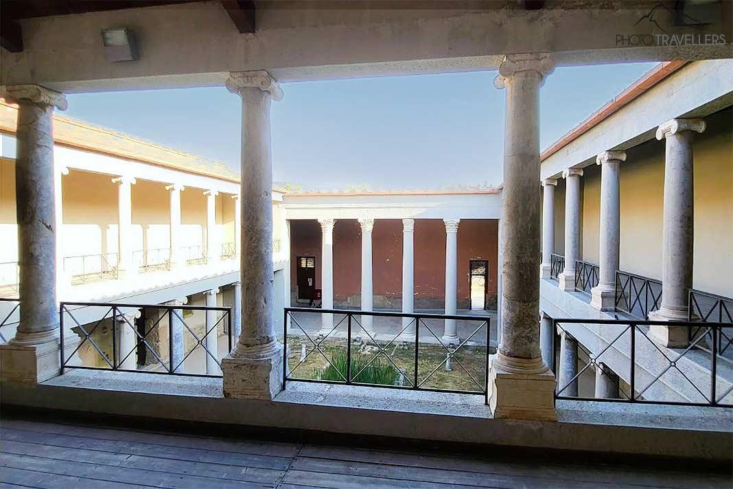 La cour de la Casa Romana est entourée d'un portique à deux étages.