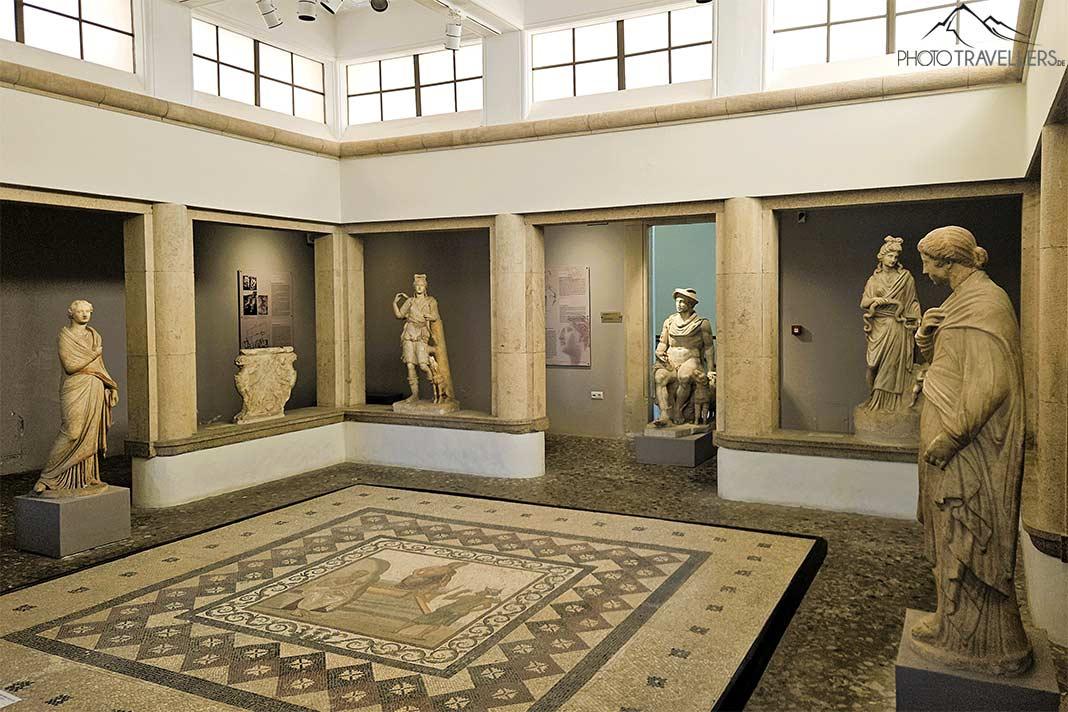 La décoration en marbre au sol et les statues et colonnes en pierre décorent le musée archéologique de Kos.