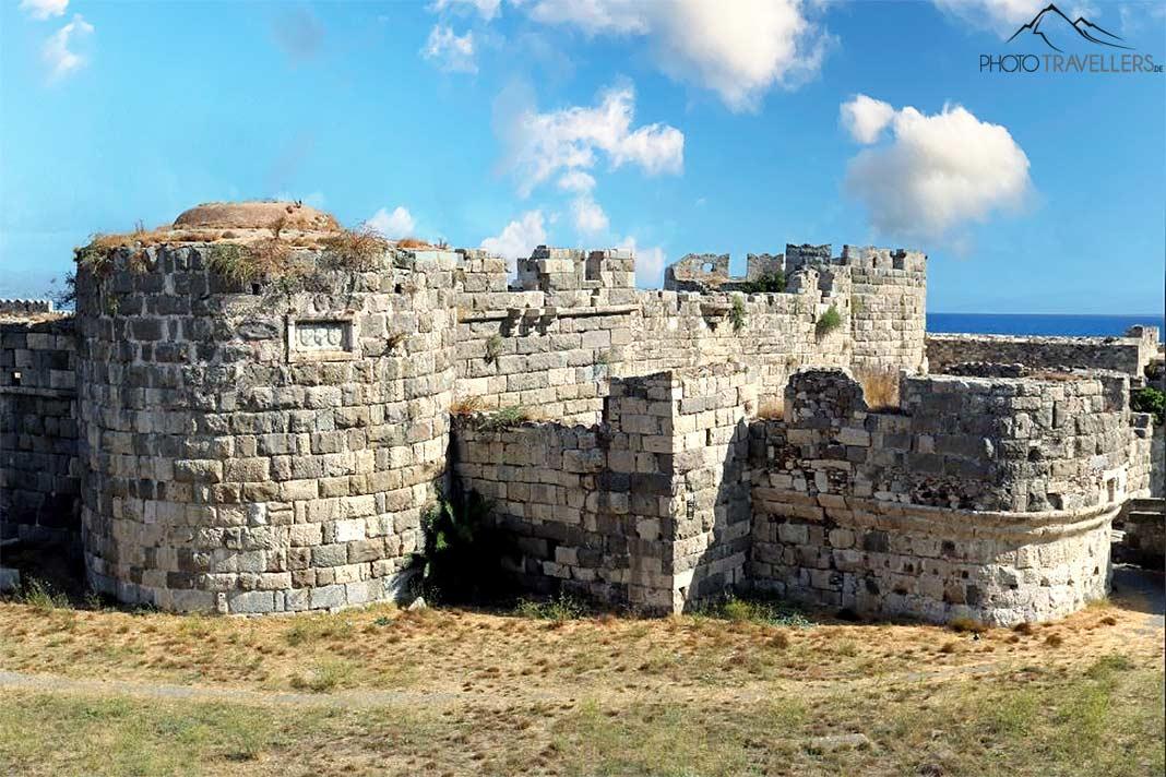 Les murs de pierre du château de Neratzia sont encore très bien conservés.