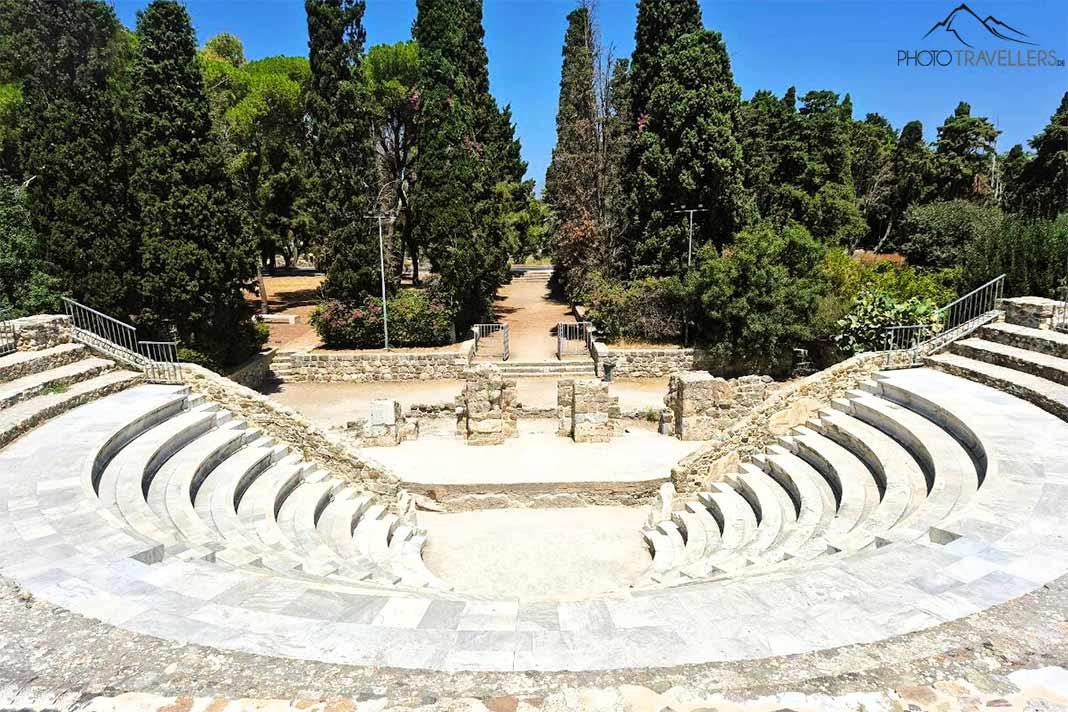 Les escaliers en marbre de l'amphithéâtre s'élèvent au-dessus de l'Odeon romain.
