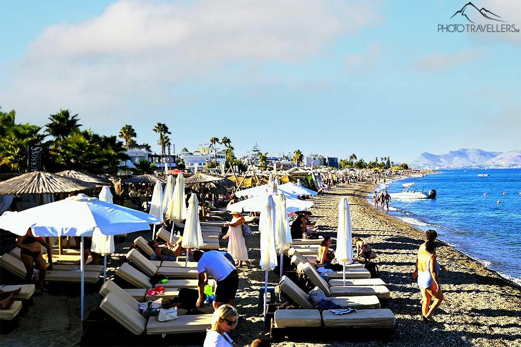 Les chaises longues et parapluies sont bondées sur la plage de Lambi à Kos.