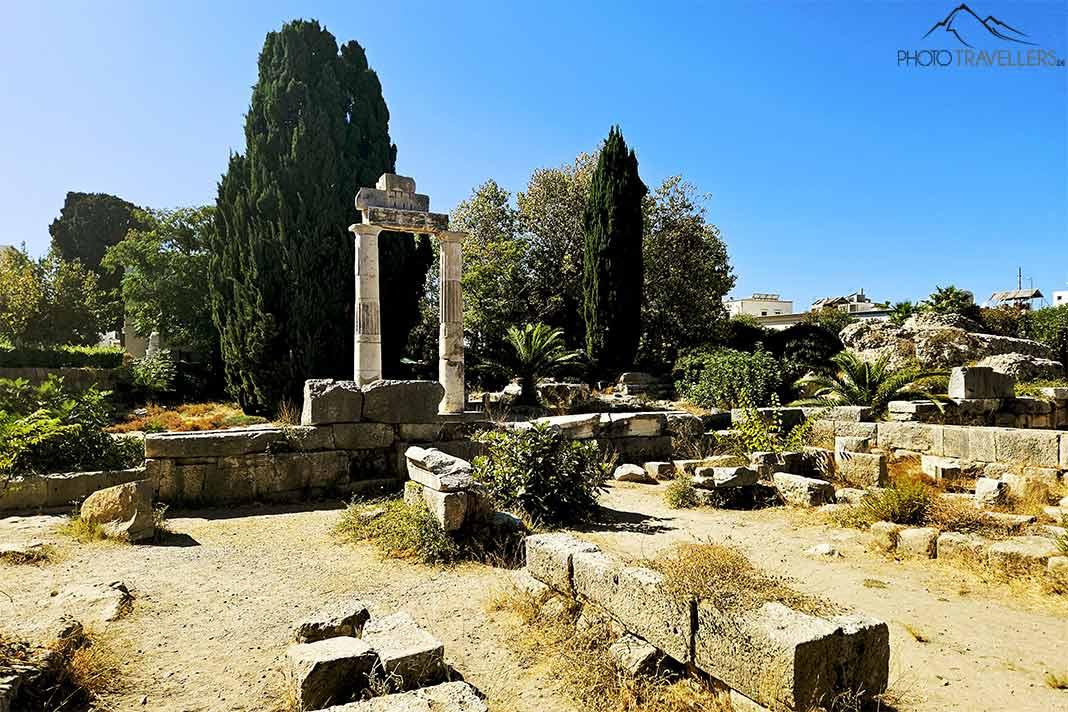 Un arc en colonne et quelques blocs de pierre font allusion à l'ancien autel de Dionysos.