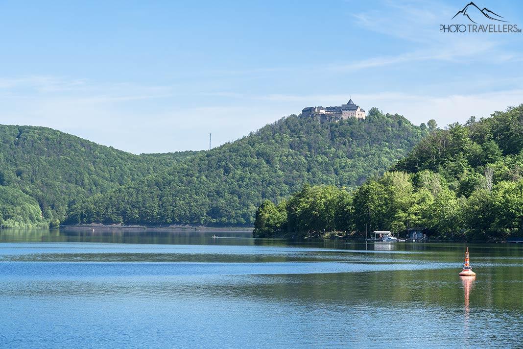 La vista sobre el Edersee con el castillo de Waldeck