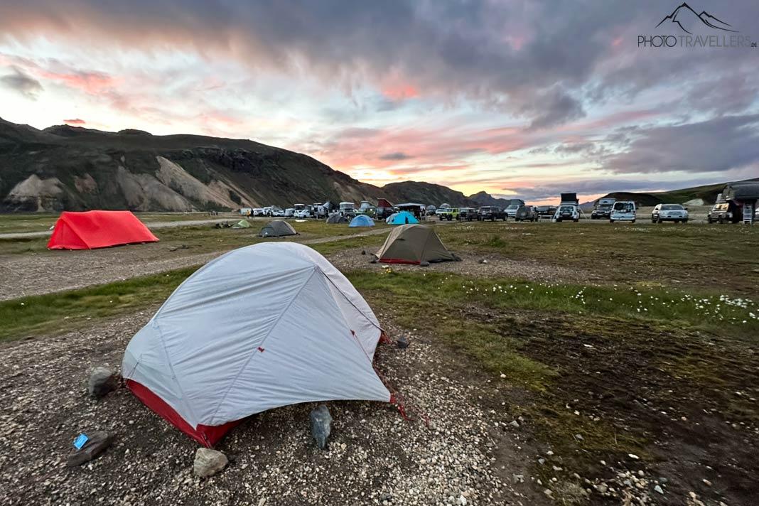 Plusieurs tentes sur le terrain de camping à Landmannalaugar en Islande