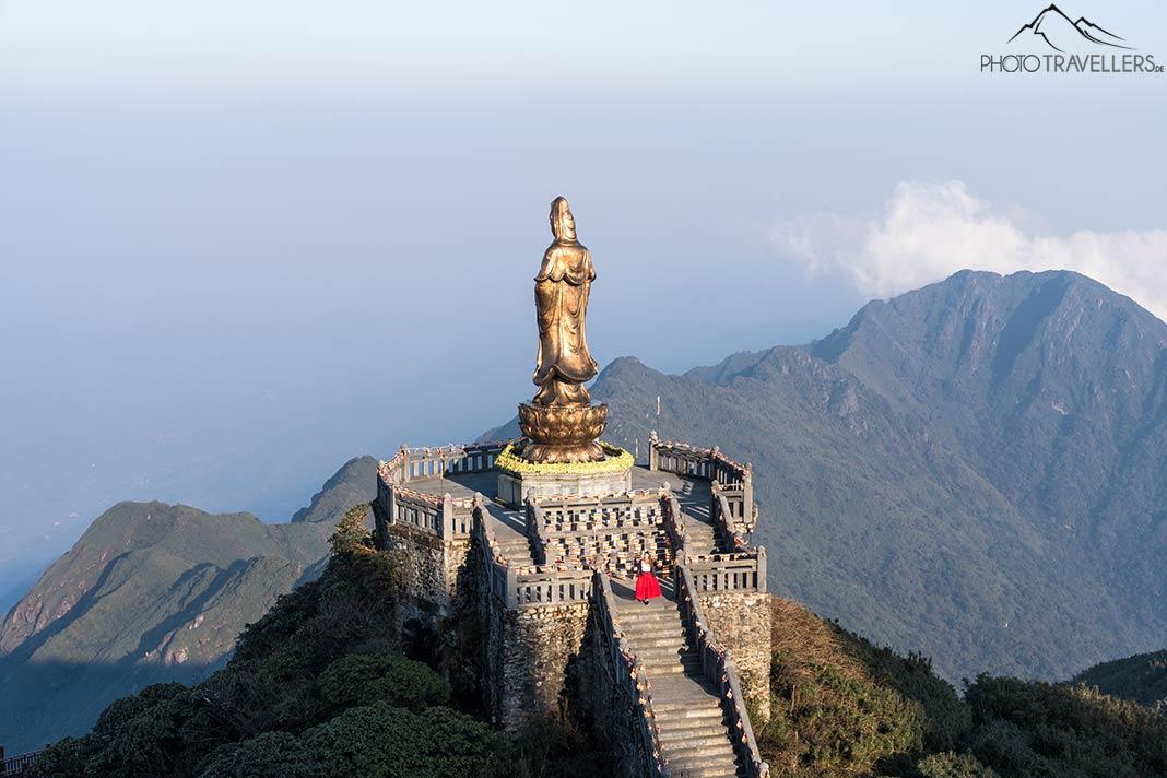 La statue du Bouddha doré au sommet du Fansipan au Vietnam