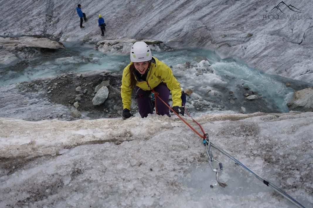 Blogueuse de voyage Biggi Bauer grimpant un mur de glace