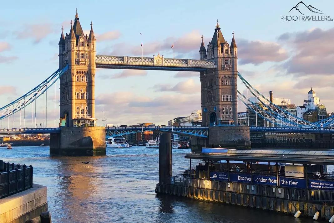 Vue de la Tower Bridge au crépuscule