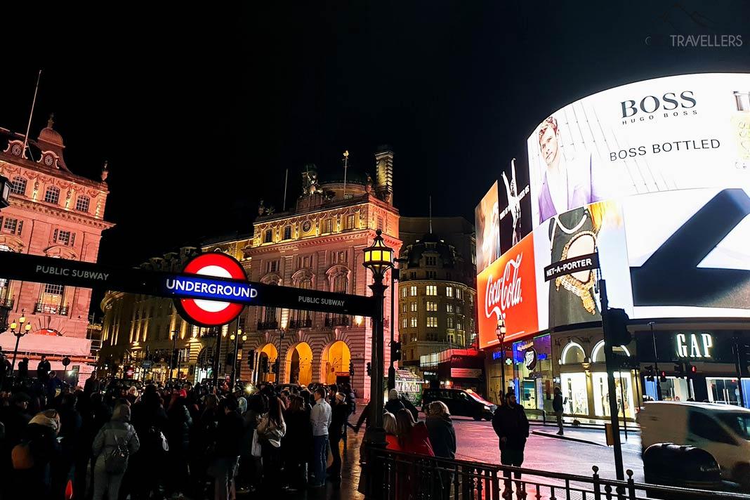 Le célèbre Piccadilly Circus le soir avec les néons lumineux