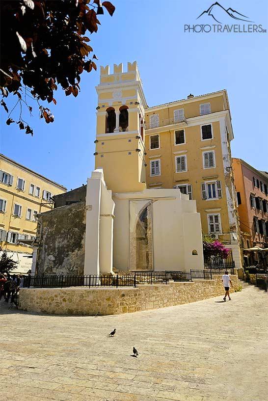 A Torre Annunziata se integra com sua fachada amarela na fila de casas vizinhas