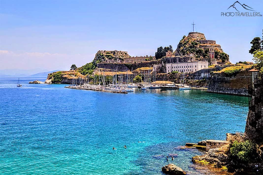 La Antigua Fortaleza de Kerkyra se eleva sobre un pequeño puerto pesquero