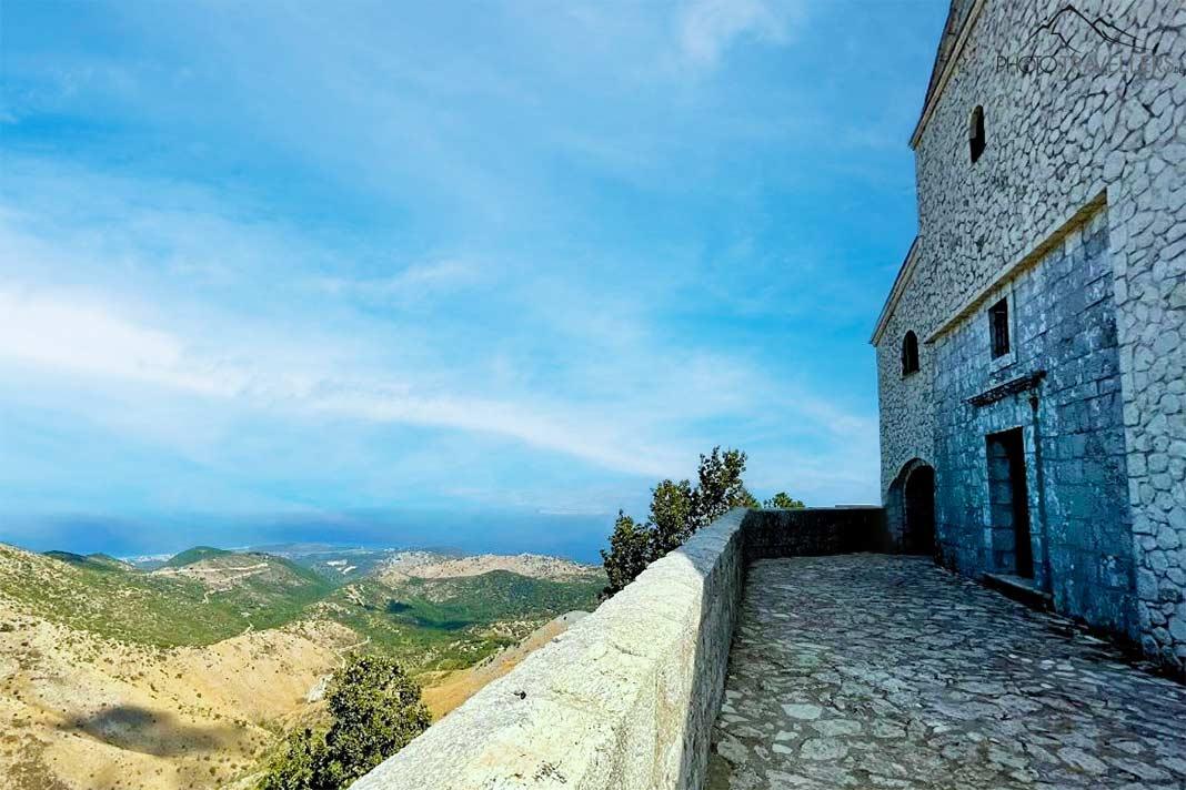 El monasterio de piedra Pantokrator con vista al mar y el paisaje interior