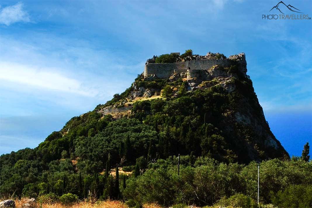 La ruina de Angelokastro se alza en una montaña boscosa con forma de cono