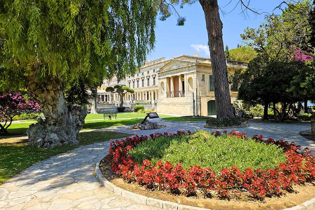 Detrás de los parterres de flores de la Esplanade se pueden ver las columnas del Museo de Arte Asiático