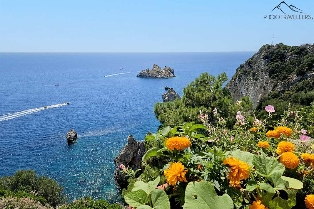 Vista desde un acantilado decorado con flores en el monasterio de Paleokastritsa hacia el mar