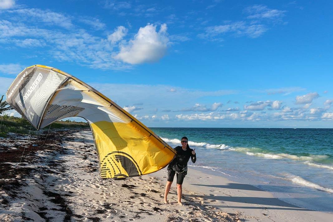 Blogueira de viagens Biggi Bauer com um kitesurf na praia do Greenwood Beach Resort na Cat Island
