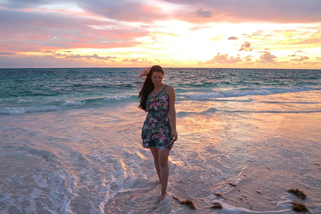 Blogueiro de viagens Biggi Bauer à noite com um vestido na praia da Cat Island