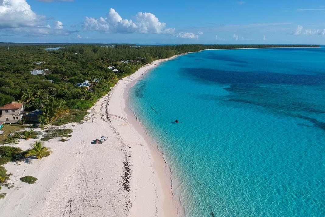 A praia caribenha na Shanna's Cove na Cat Island vista do ar