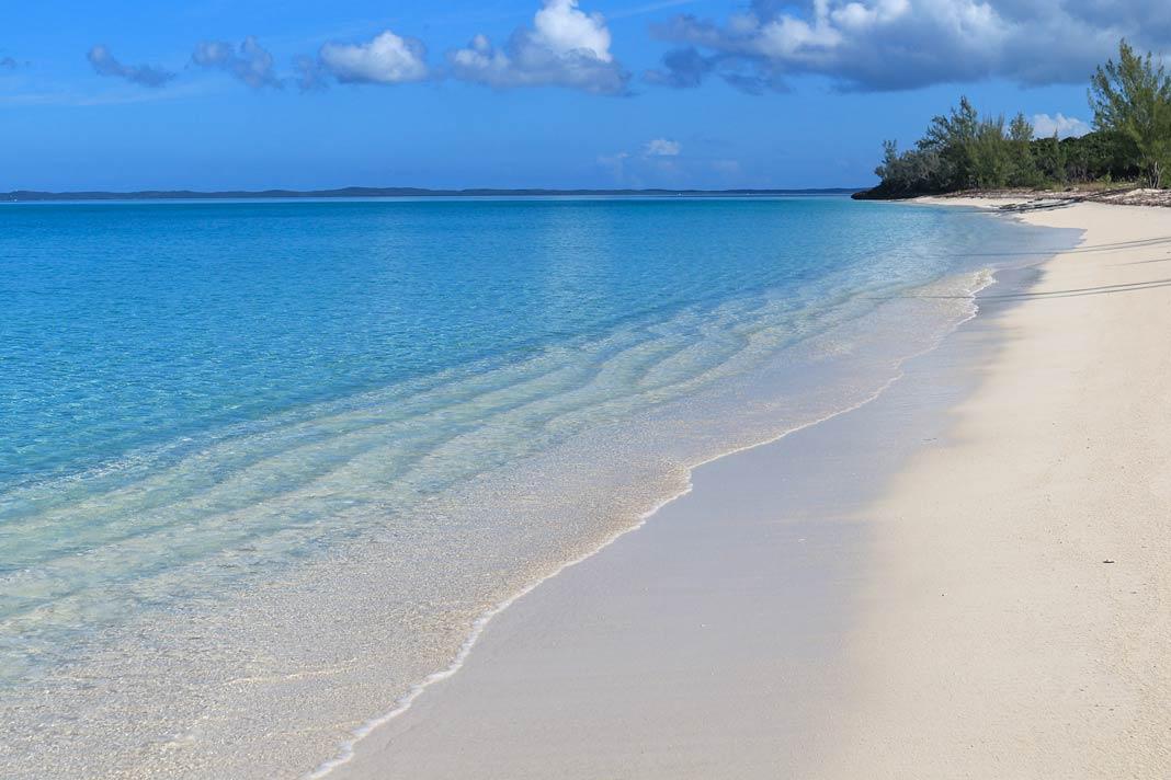 A praia de areia branca em Mc Queen's na Cat Island