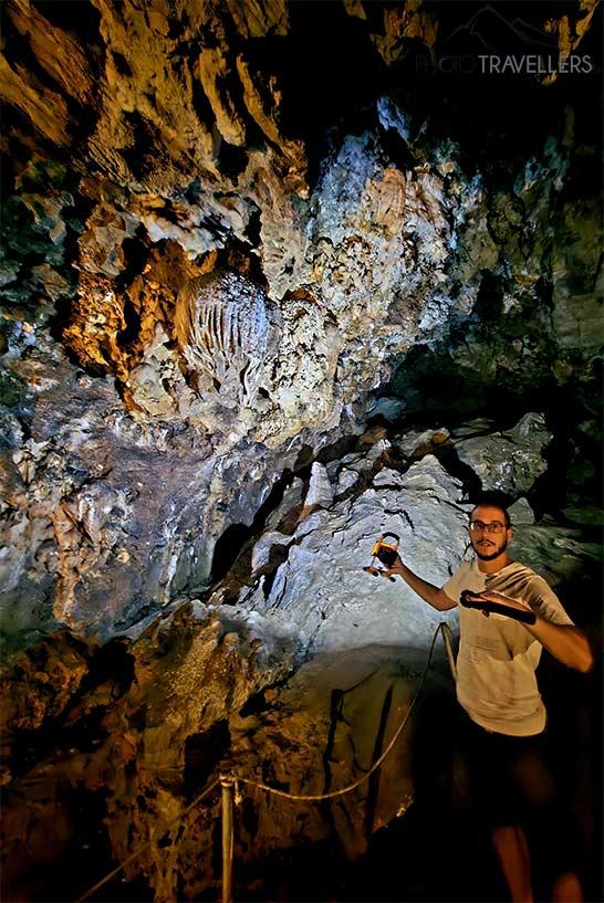 Um guia turístico explica as diferentes formações rochosas na caverna de Katafyki