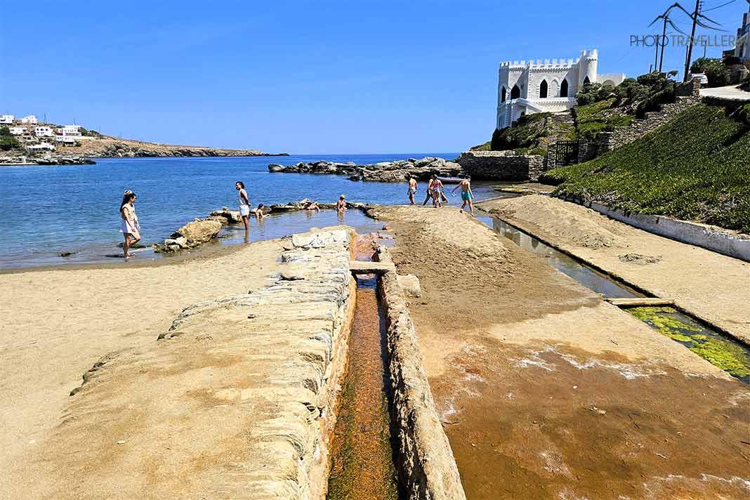 Água da fonte quente flui em um tanque na praia de Loutra através de dois pequenos canais