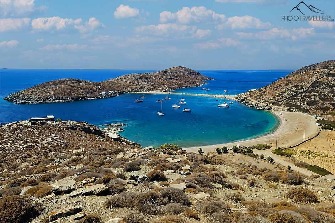 A famosa Kolona Beach é caracterizada por suas águas azul-turquesa e sua forma arredondada