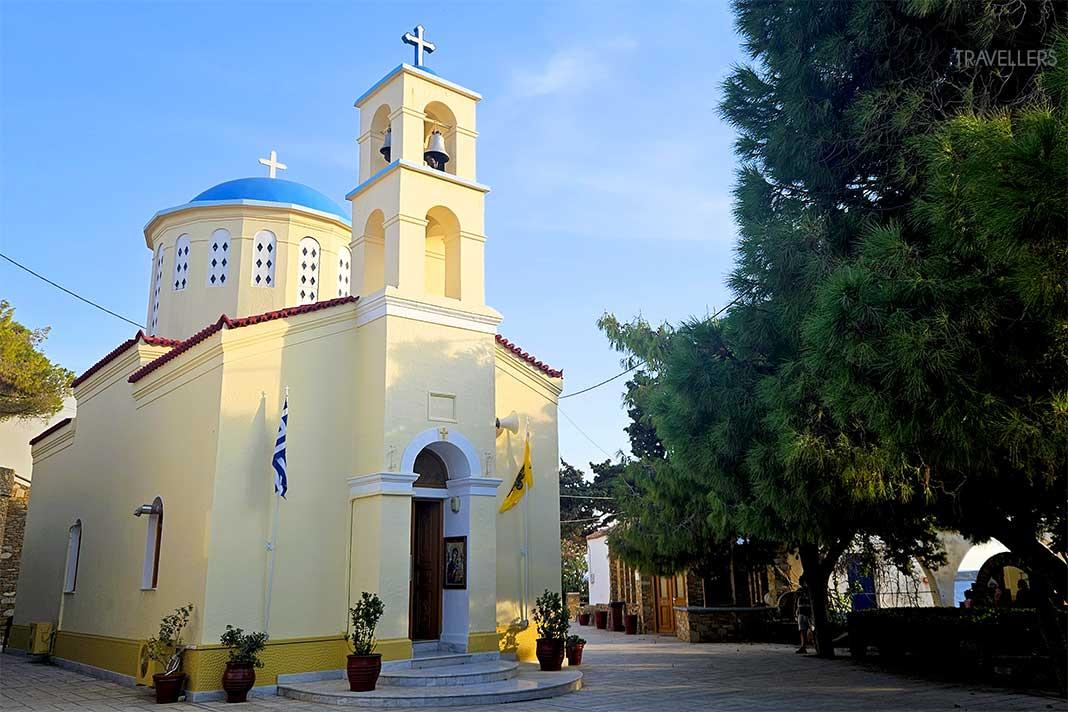 A magnífica Panagia Kanala com sua cúpula azul e fachada ocre é o mais importante local de peregrinação em Kythnos