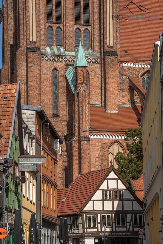 La Casa de Artes Aplicadas de Schwerin frente a la catedral