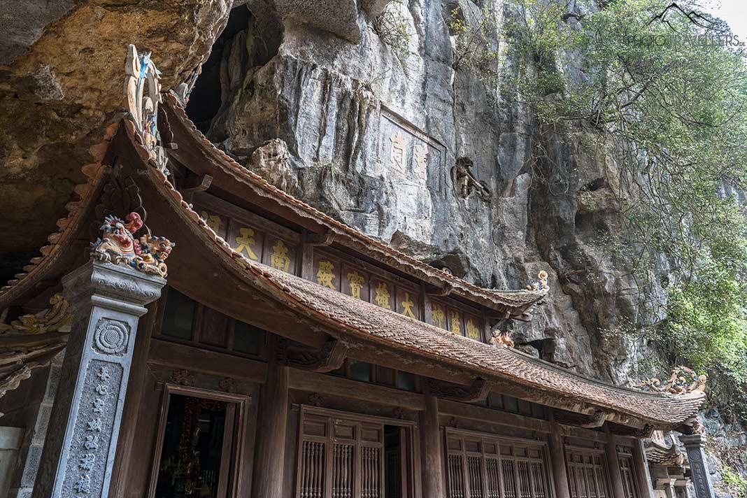 Un temple de la pagode Bich Dong, construit dans un mur de roc