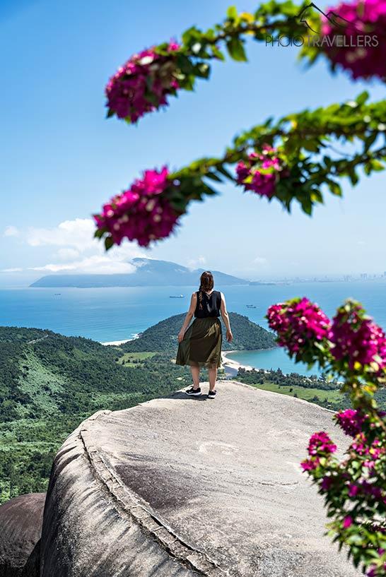La blogueuse de voyage Biggi Bauer sur un rocher avec vue sur la mer au Hai Van Pass