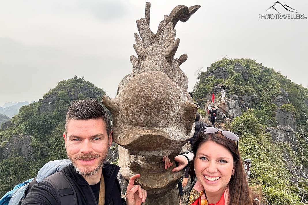 Les blogueurs de voyage Florian Westermann et Biggi Bauer au sommet de Lying Dragon Mountain avec la tête du dragon