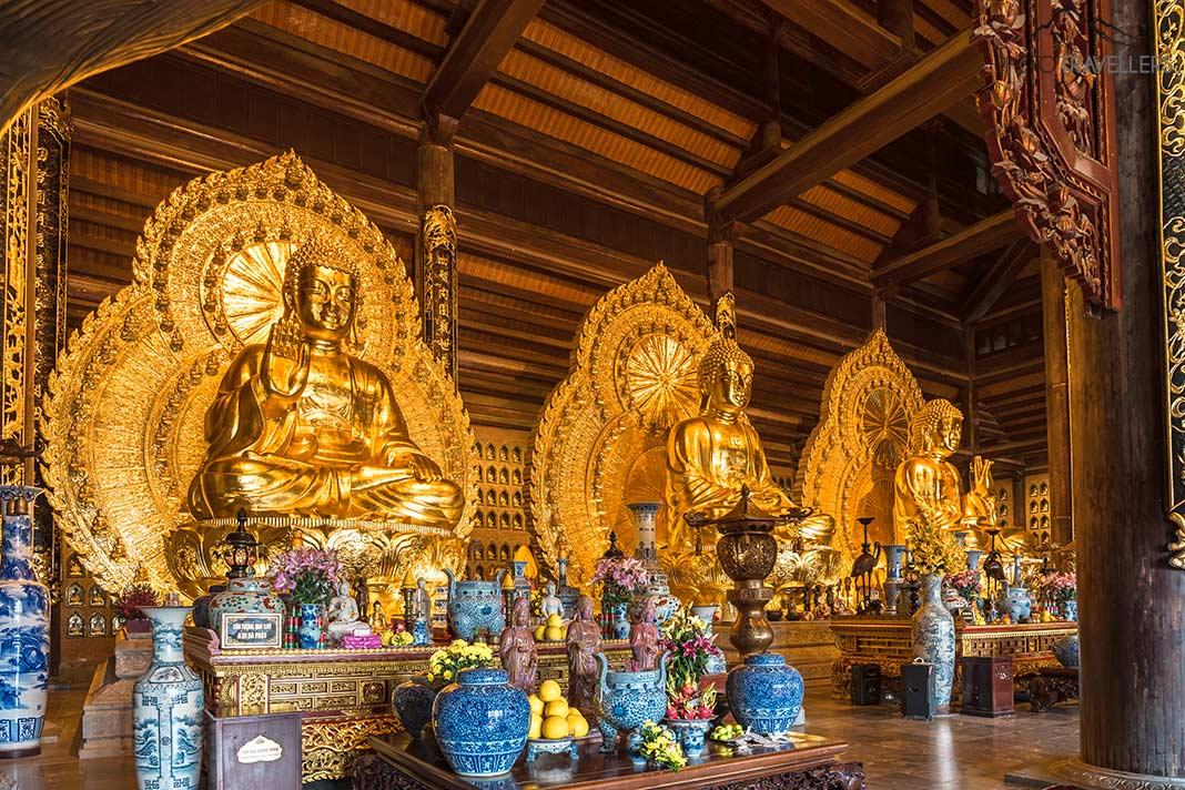 Trois énormes statues de Bouddha dorées dans la pagode Bai Dinh au Vietnam