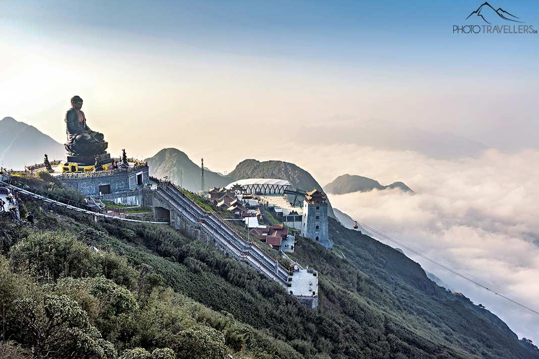 Une énorme statue de Bouddha au sommet du Fansipan surplombant le paysage