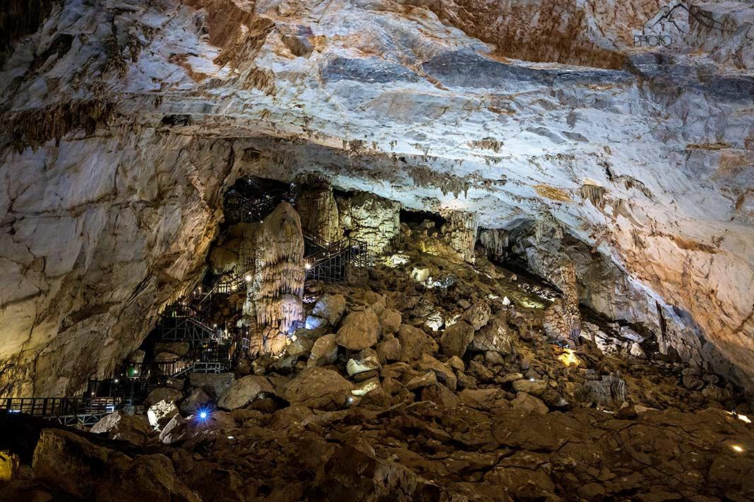 Une immense salle dans la grotte Paradise au Vietnam