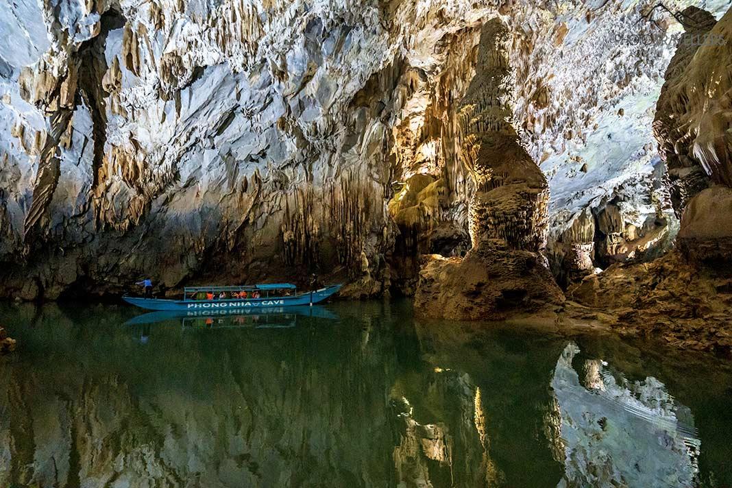 Un bateau dans la grotte Phong Nha au Vietnam