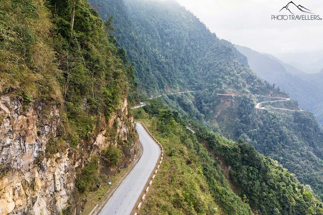 Une étroite route de montagne sur le Ha Giang Loop au Vietnam