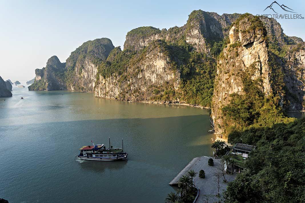 Un bateau dans la baie d'Halong
