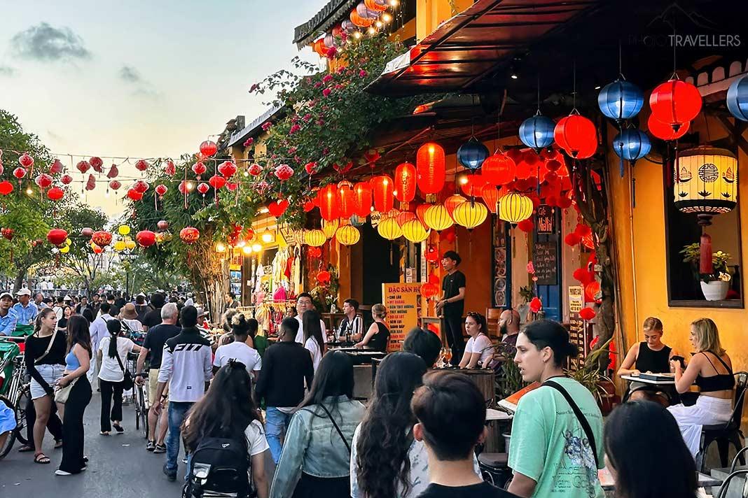 Touristes dans une rue à Hoi An
