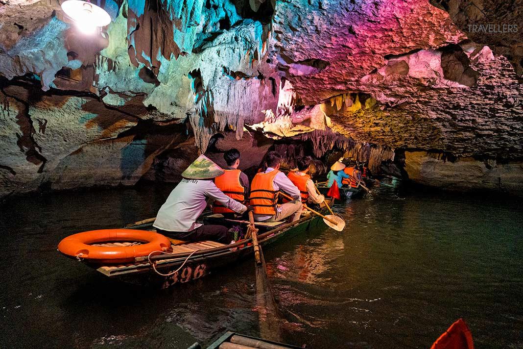 Un bateau à rames dans une grotte à Trang An au Vietnam