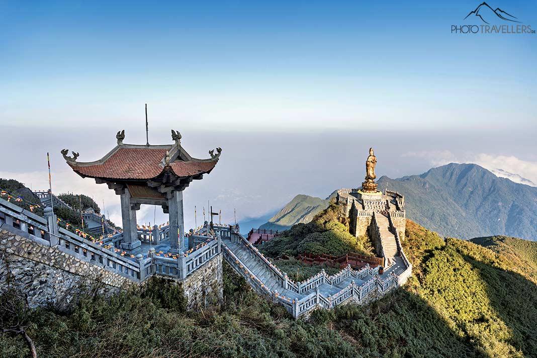 Un temple et la statue en bronze de la déesse Guan Yin au sommet du Fansipan