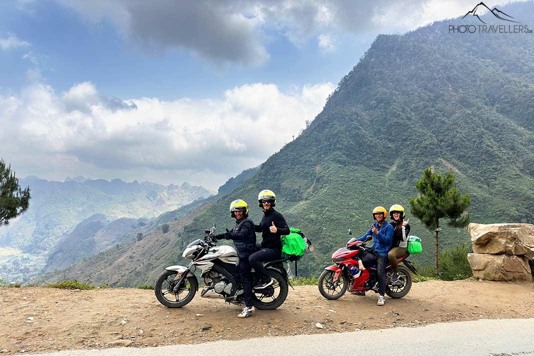 Les blogueurs de voyage Florian Westermann et Biggi Bauer avec leurs Easy Riders sur une route du Ha Giang Loop