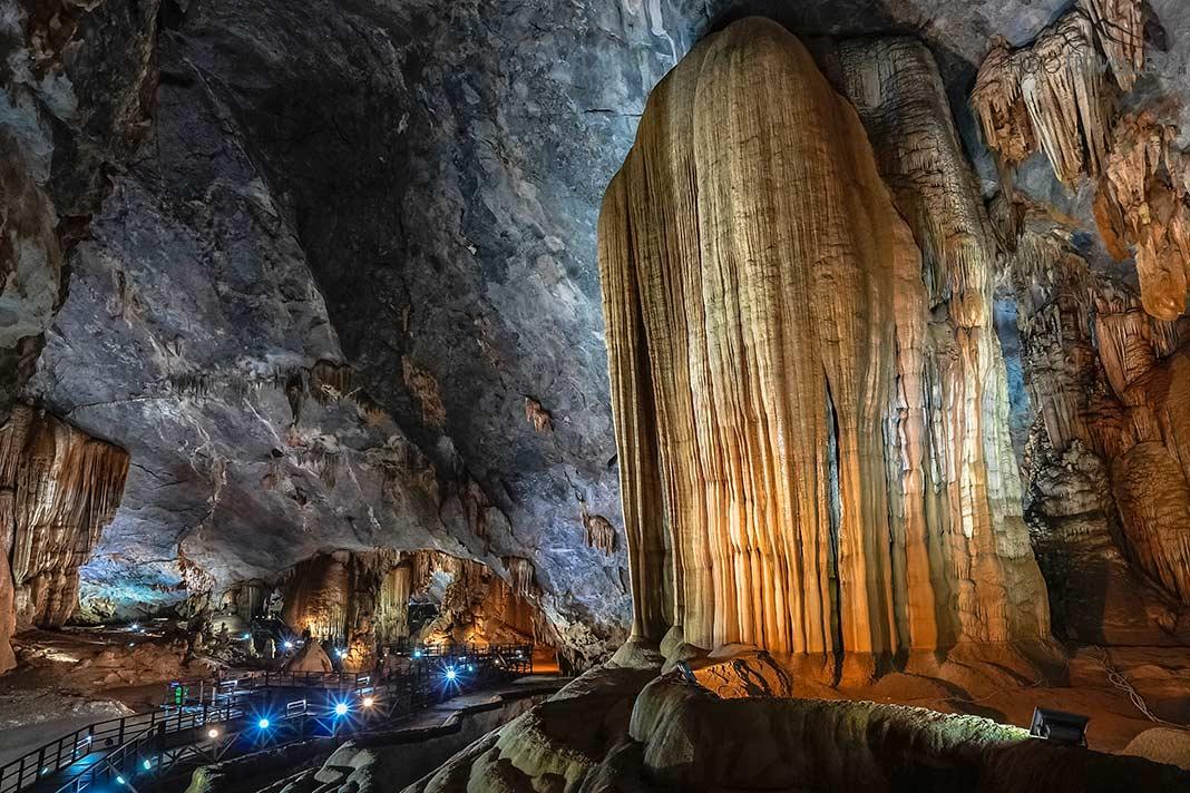 Une immense stalagmite dans la grotte Paradise au Vietnam