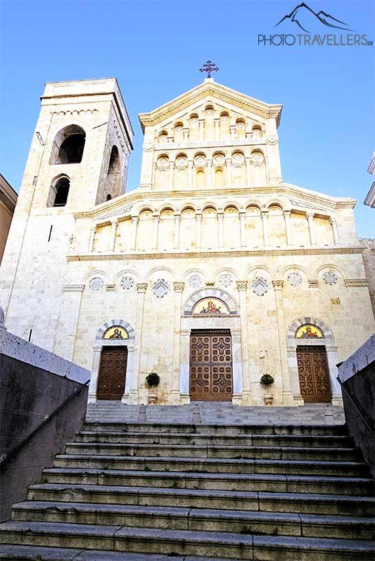 La façade ornée de la cathédrale di Santa Maria est flanquée d'un clocher