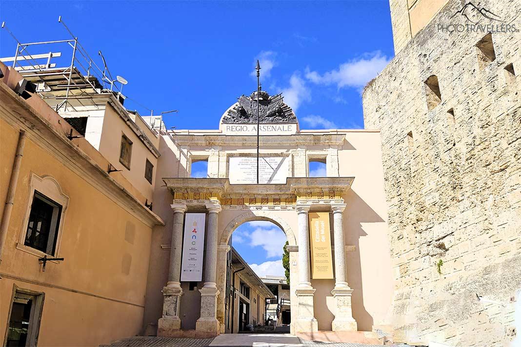L'entrée de la Citadella dei Musei passe par une étroite arche parmi des murs historiques