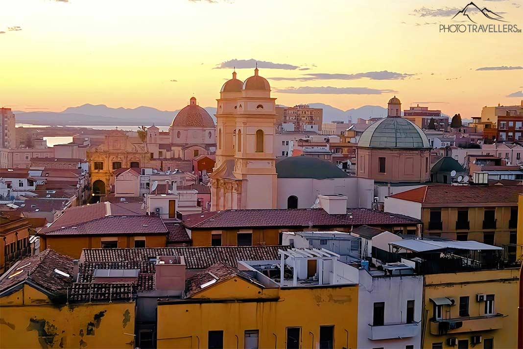 Les toits de la vieille ville de Cagliari avec les clochers au coucher du soleil